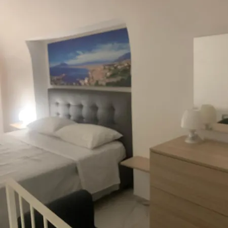 Viky House Chiaja 1 * Неаполь